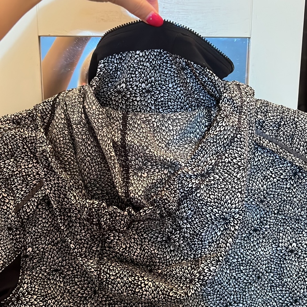 Lululemon Jacket - Picture 5 of 8